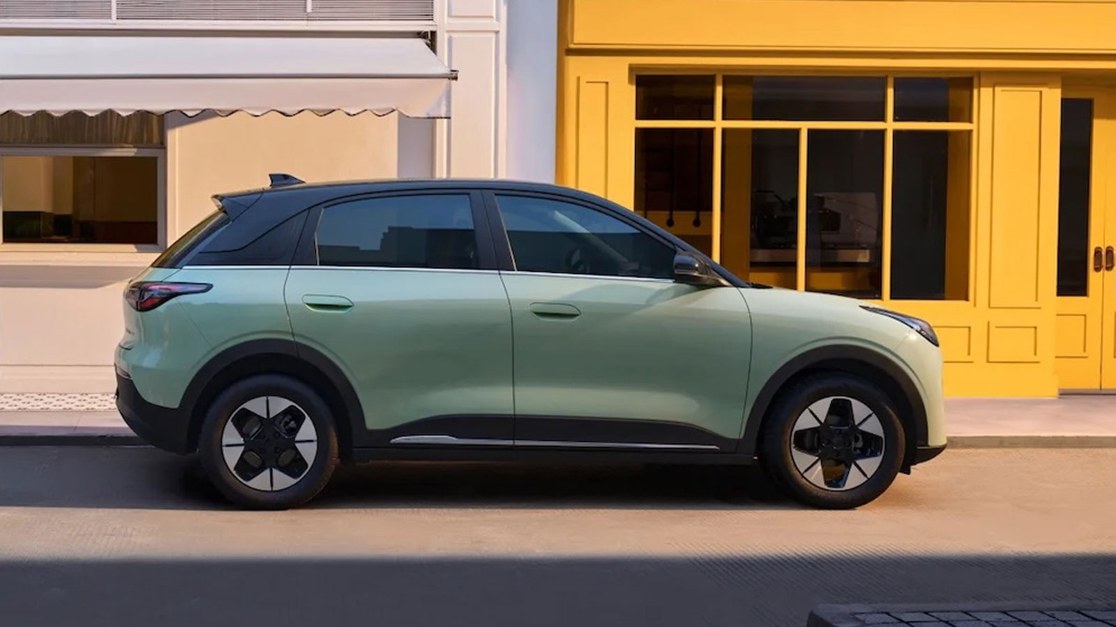 Το Geely Ε2 έχει μήκος 4,14 μέτρα, πλάτος 1,81 μέτρα, ύψος 1,58 μέτρα και μεταξόνιο 2,65 μέτρα  έτσι τοποθετείται στην κατηγορία των ηλεκτρικών μοντέλων πόλης. 